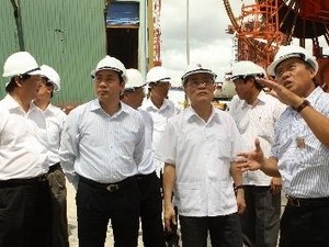 Permanent Deputy Prime Minister Nguyen Sinh Hung (L, 3rd) meets with members of the Vinashin Group on August 14. (Photo:VNA) Permanent Deputy Prime Minister Nguyen Sinh Hung (L, 3rd) meets with members of the Vinashin Group on August 14. (Photo:VNA)